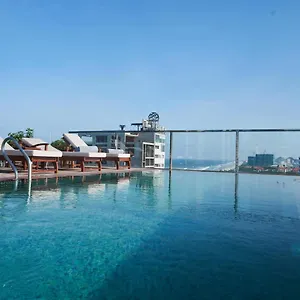 Отель Sofiana My Khe & Spa- Rooftop Pool Bar